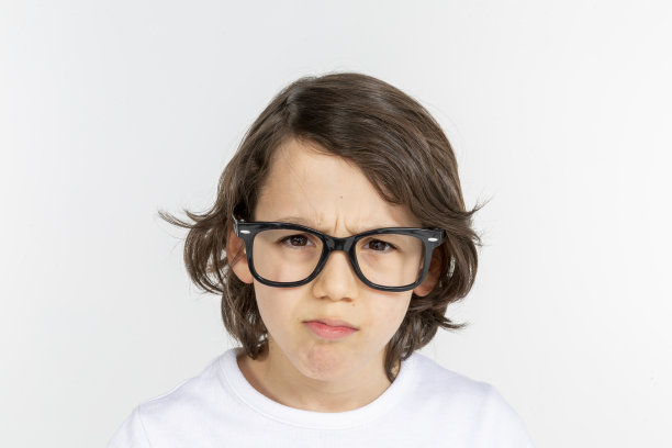 一个小男孩的肖像图片下载