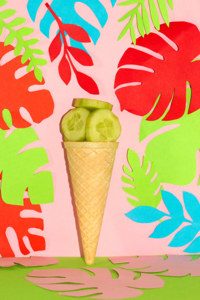黄瓜片冰淇淋甜筒，创意夏日养生设计，健康清爽的甜品，粉绿背景的热带彩色叶子图片下载