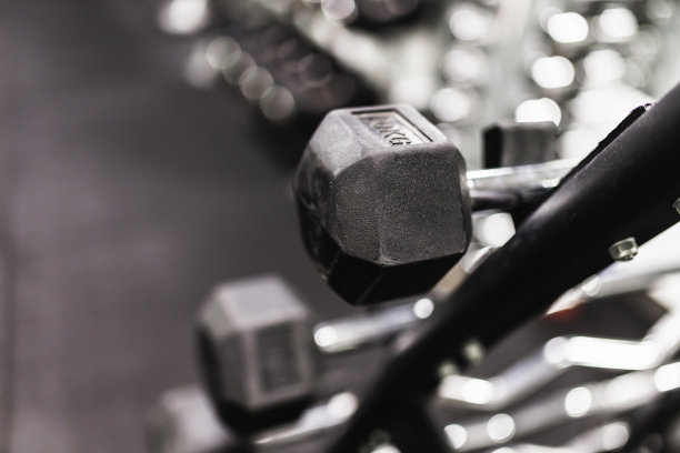 特写的杠铃站在体育馆图片下载