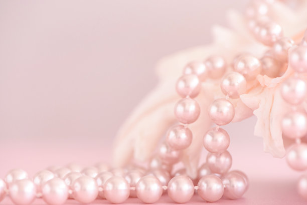 美丽珍珠珠在贝壳上粉彩粉红的背景图片下载