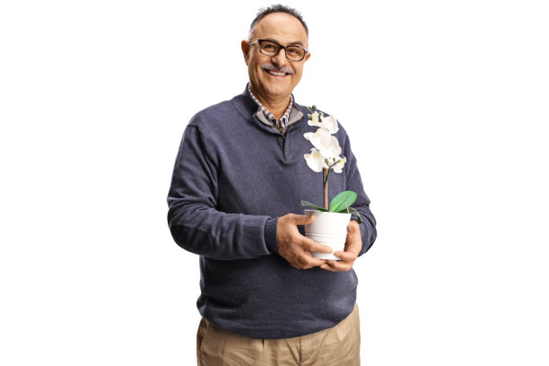 休闲中年男人微笑着手持兰花盆栽图片下载
