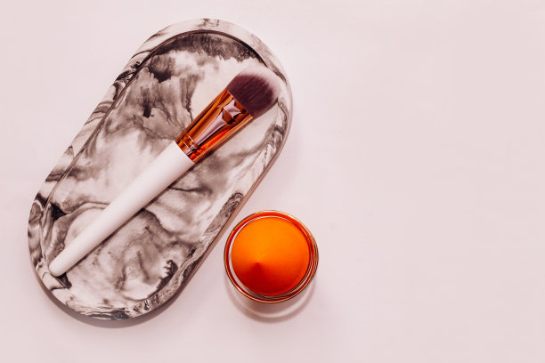 用于装饰大理石支架的刷子和海绵涂抹器图片下载