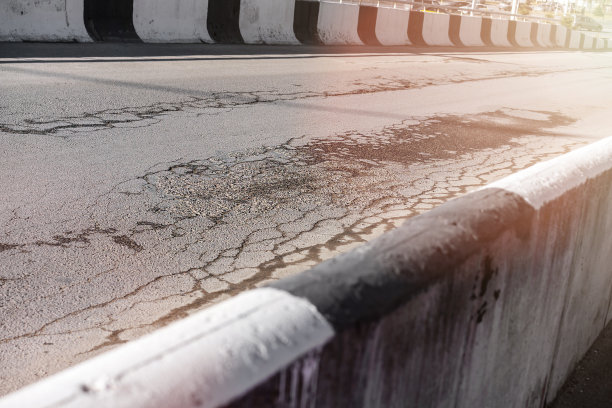 公路或城市街道沥青路面破损开裂。图片下载