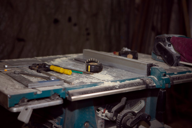 木工工具在木工机器上图片下载