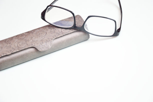 黑框眼镜和白色背景的灰色盒子。视力矫正。光学。眼科。释放文本空间。图片下载