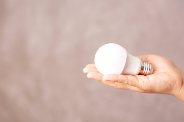 5号房子里的节能灯图片下载