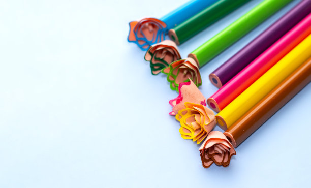 铅笔屑花形状和彩色铅笔在背景。模拟文本空间。艺术商店，商店，回到学校的概念。水平或垂直的照片。图片下载