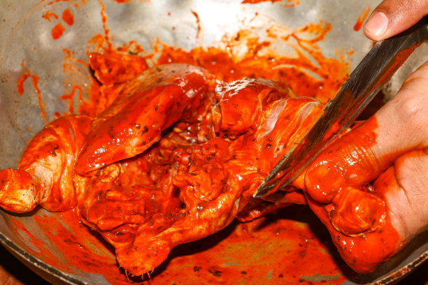 新鲜的鸡肉随时可以上膛图片下载