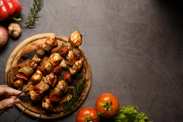 上图手持美味的烤鸡串，配以番茄、甜椒和洋葱。为你的文本复制空间。图片下载