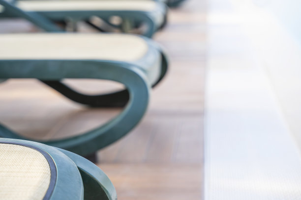 日光浴躺椅沿着游泳池，特写。有选择性的重点。图片下载