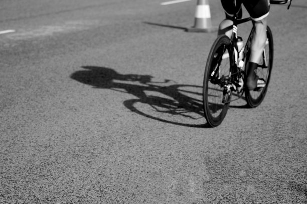 路上的影子图片下载