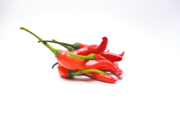 红辣椒。一堆新鲜的红色鸟眼辣椒孤立在白色的背景图片下载