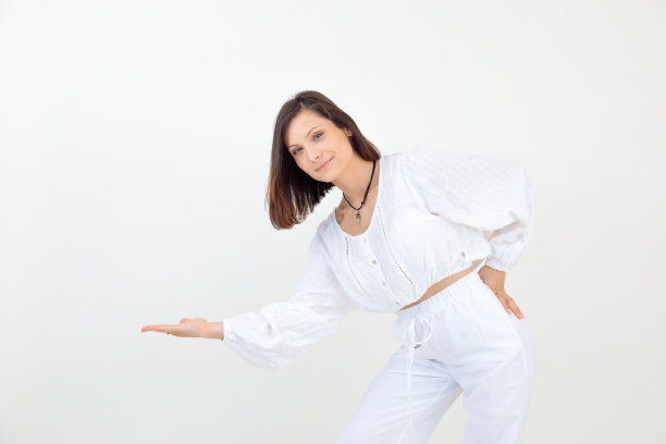 微笑的短发女商人推销员站，倾斜和倾斜的工作室。秀,展示。本空间图片下载