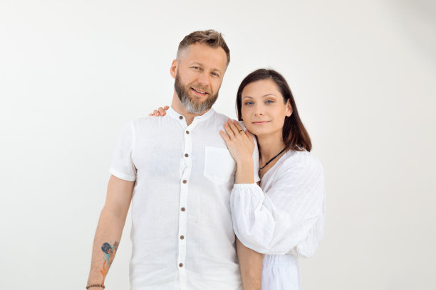 有纹身的男人和女人，拥抱站立，身穿白色衣服，互相支持，像伙伴一样图片下载