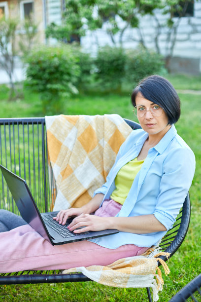 女性在笔记本电脑上打字进行远程工作，自由职业女性图片下载