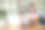 一位美丽的亚洲女商人喝着咖啡，用笔记本电脑工作，在办公室的桌子上放着一个虎皮笔记本。图片下载