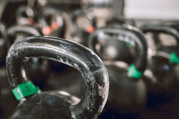 健身房里的壶铃特写。健身房里的健身器材。空的健身房里有运动对象。在空荡荡的健身房举重。健身需要举重。空无一人的健身房里的壶铃图片下载