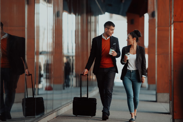 两个商人在城里散步，喝着咖啡图片下载