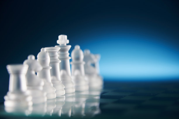 蓝色背景下的玻璃棋盘图片下载