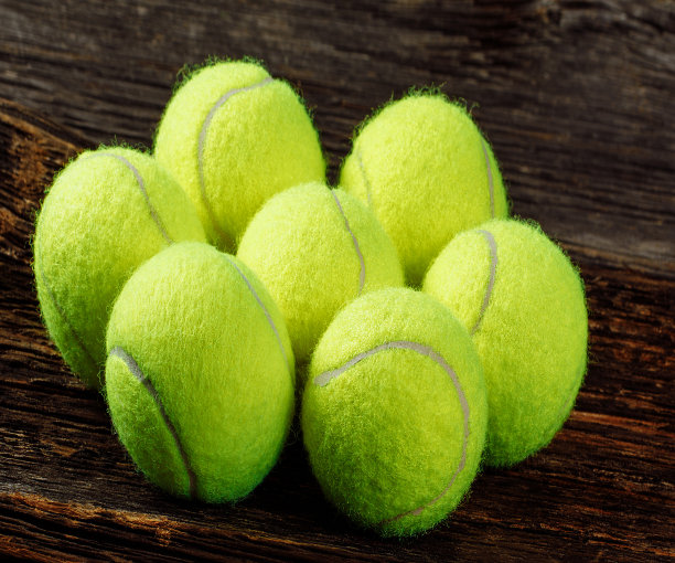 木质背景上的黄色网球图片下载