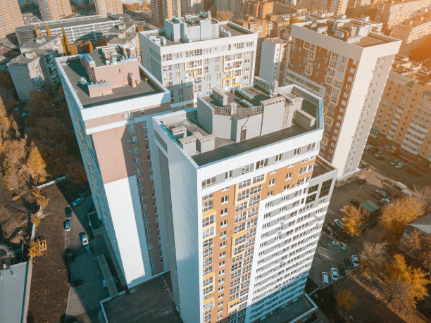 城市小区的鸟瞰图，小区内有多层公寓建筑图片下载