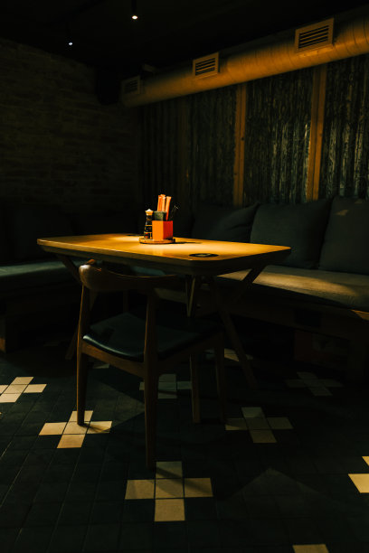 晚上餐厅的餐桌空无一人。图片下载