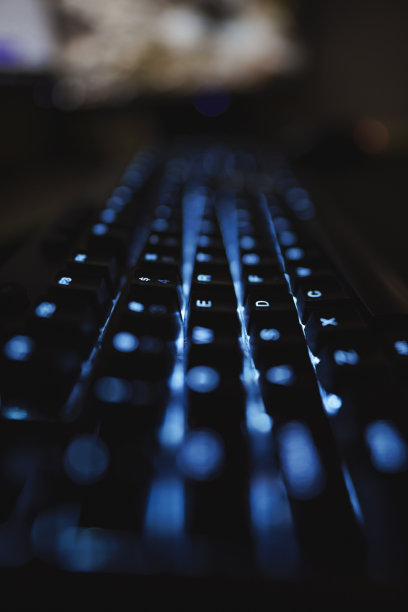 弱光下的键盘图片下载