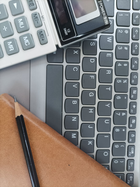 计算器，铅笔，书和键盘图片下载