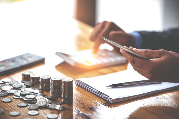 在有阳光的桌子上。财务会计的省钱之道图片下载