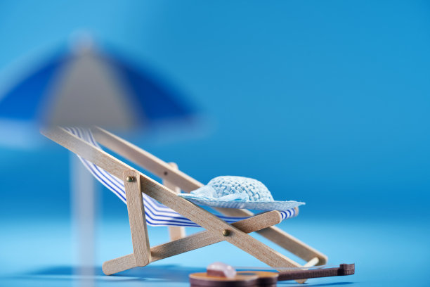 小躺椅尤克里里草帽搭配蓝色背景-假日概念图片下载