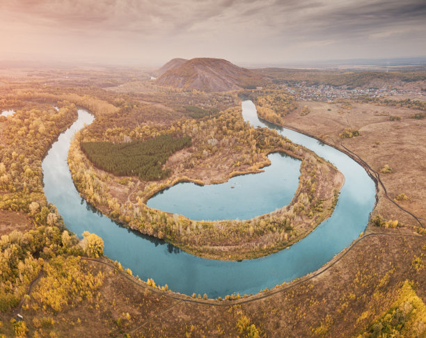 贝拉亚河湾和风景如画的石汉山。巴什基里亚旅游景点的鸟瞰图。图片下载