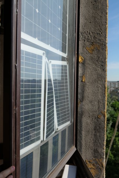 阳台窗户上的太阳能电池板图片下载