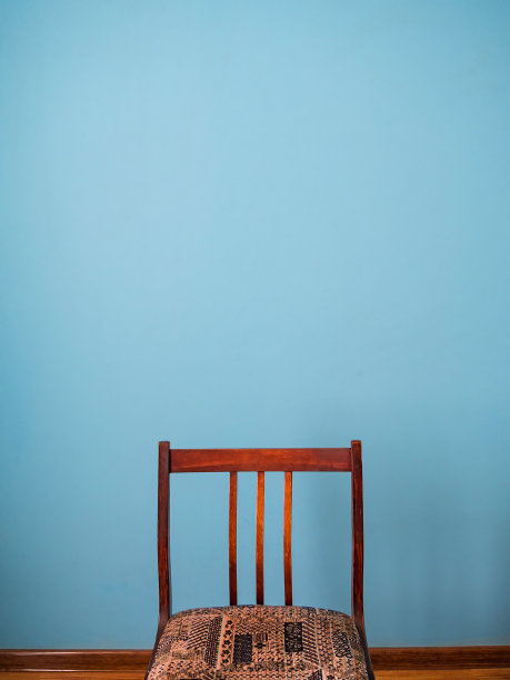 蓝色背景的椅子。图片下载