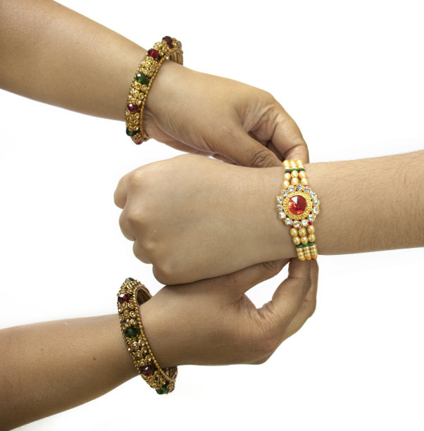 raksha Bandhan节上，一个妹妹正在给弟弟绑rakhi图片下载