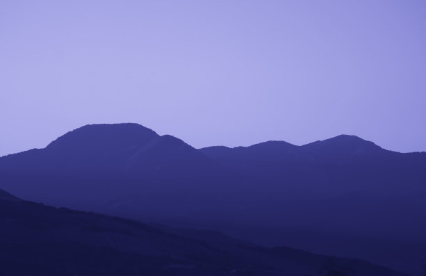 夏季山脉岩石山谷美景：2022流行色图片下载