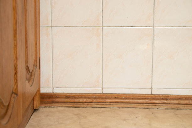 轻质地板和木质底座在厨房附近的木质橱柜，厨房地板和瓷砖、地板图片下载