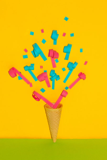 五彩纸屑制成的冰淇淋筒，创意夏日派对概念，夏日热带度假，黄色背景图片下载