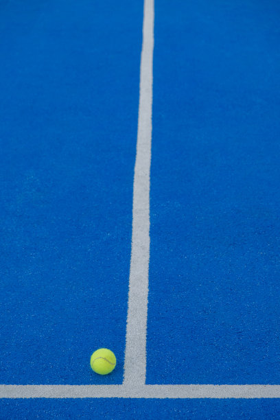 网球在蓝色的网球场上划着球拍，球拍是运动的概念图片下载