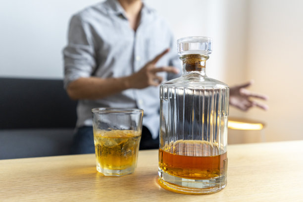 亚洲男人喜欢喝一杯酒。图片下载