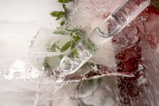 移液管放在一大块有冰冻花朵的冰上。图片下载