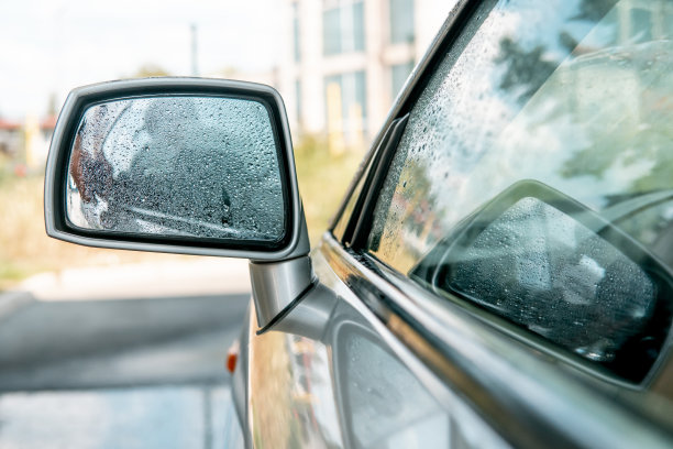 湿玻璃镜子和车窗。洗车图片下载