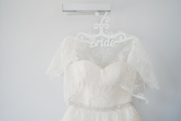 酒店房间里挂着白色的婚纱。图片下载