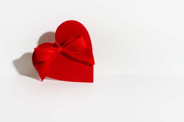 白底红心带蝴蝶结。图片下载