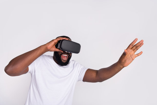 照片funky印象深刻的家伙穿着休闲t恤未来主义电影手臂触摸空空间孤立的白色背景图片下载