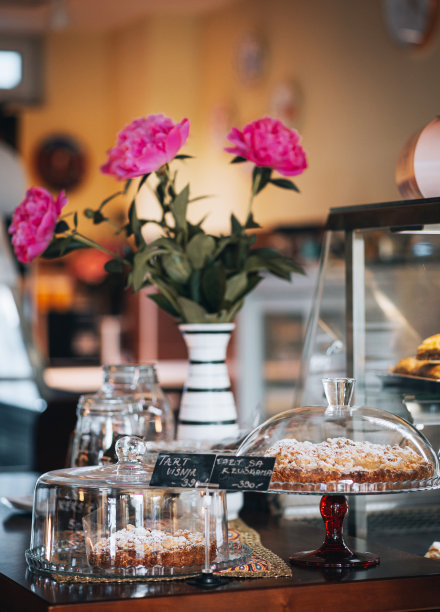 糕点店里有各种各样的挞饼图片下载