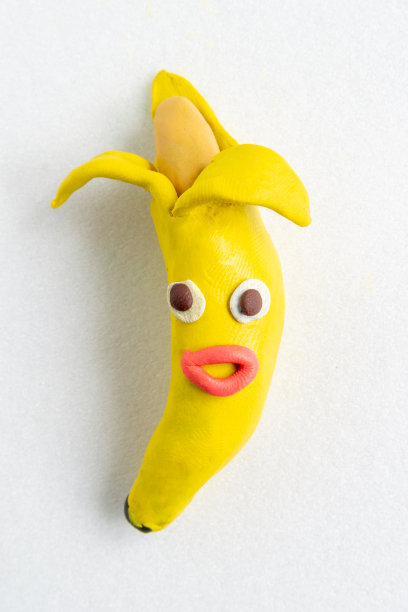 橡皮泥制成的有趣的香蕉小雕像图片下载