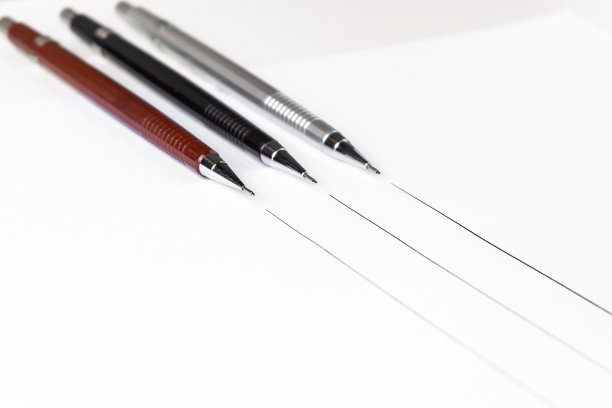 三支自动铅笔，在白纸上画不同尺寸的线条。图片下载