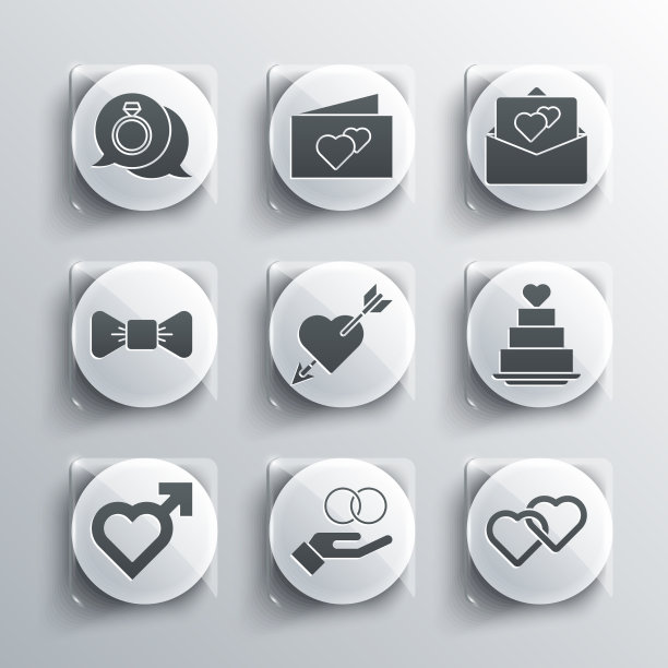 把结婚戒指镶在两个相连的心形蛋糕上图片下载