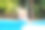 一个可爱的小女孩在花园里的充气泳池里泼水，笑着。夏天，水，浪花，孩子图片下载