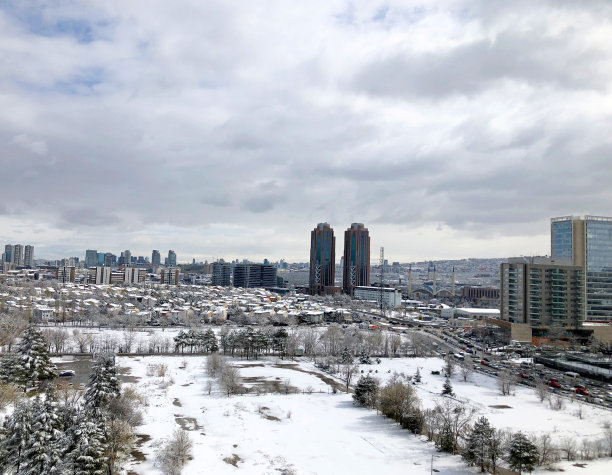 现代城市中的雪景。冬天的月。图片下载